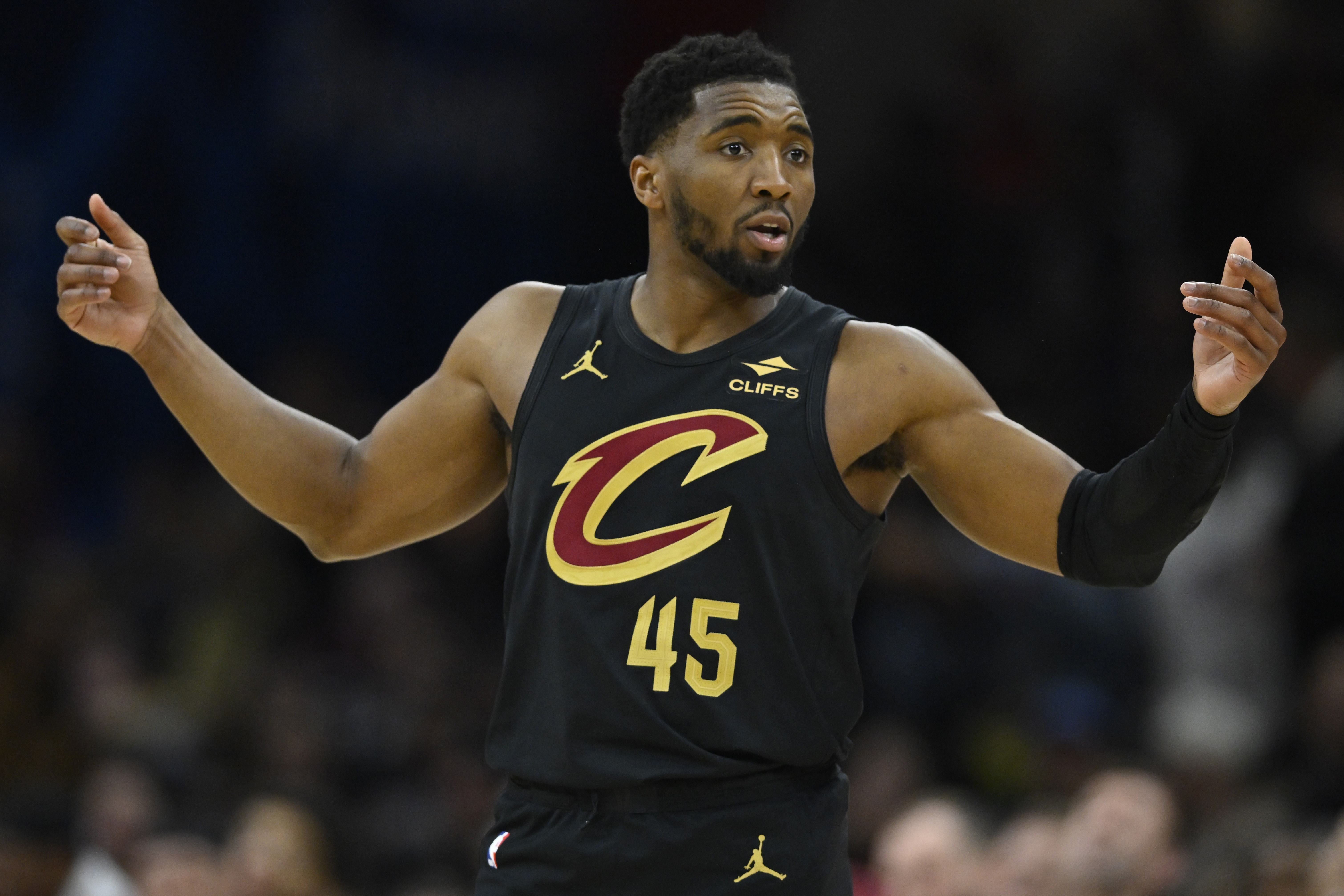 开云登录入口地址-再加把劲儿！米切尔半场首发17分钟 13中6&amp;三分4中1砍16分2板